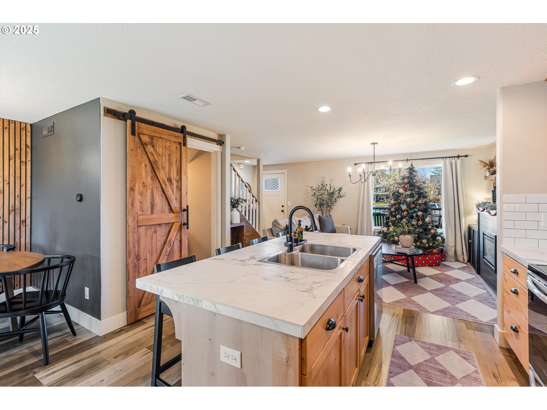 1506 E MILL CT