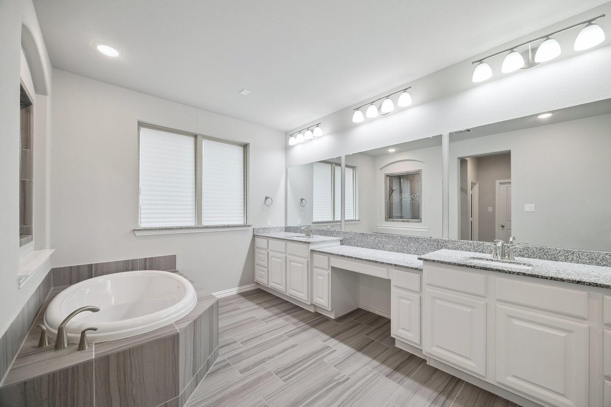 1415 Layla Sage Loop