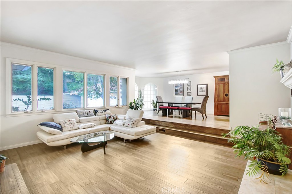 8800 Avenida Miravilla