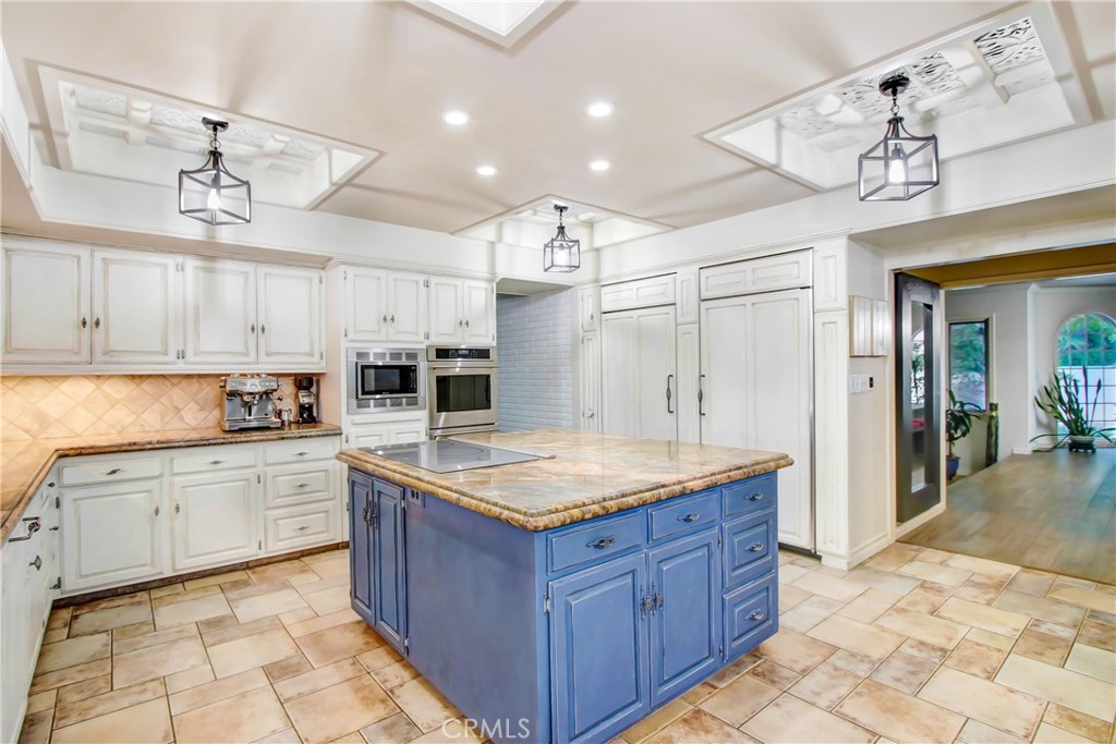 8800 Avenida Miravilla