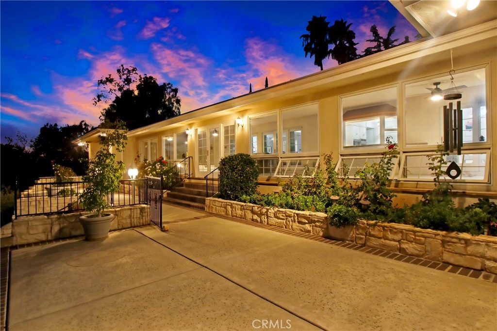 8800 Avenida Miravilla