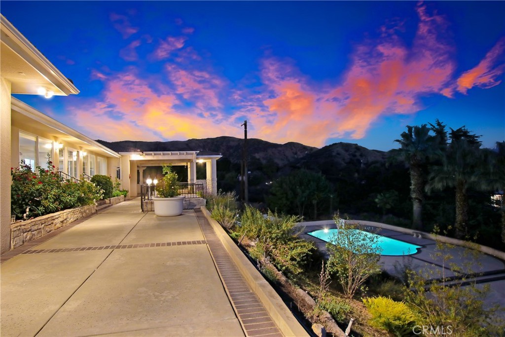 8800 Avenida Miravilla