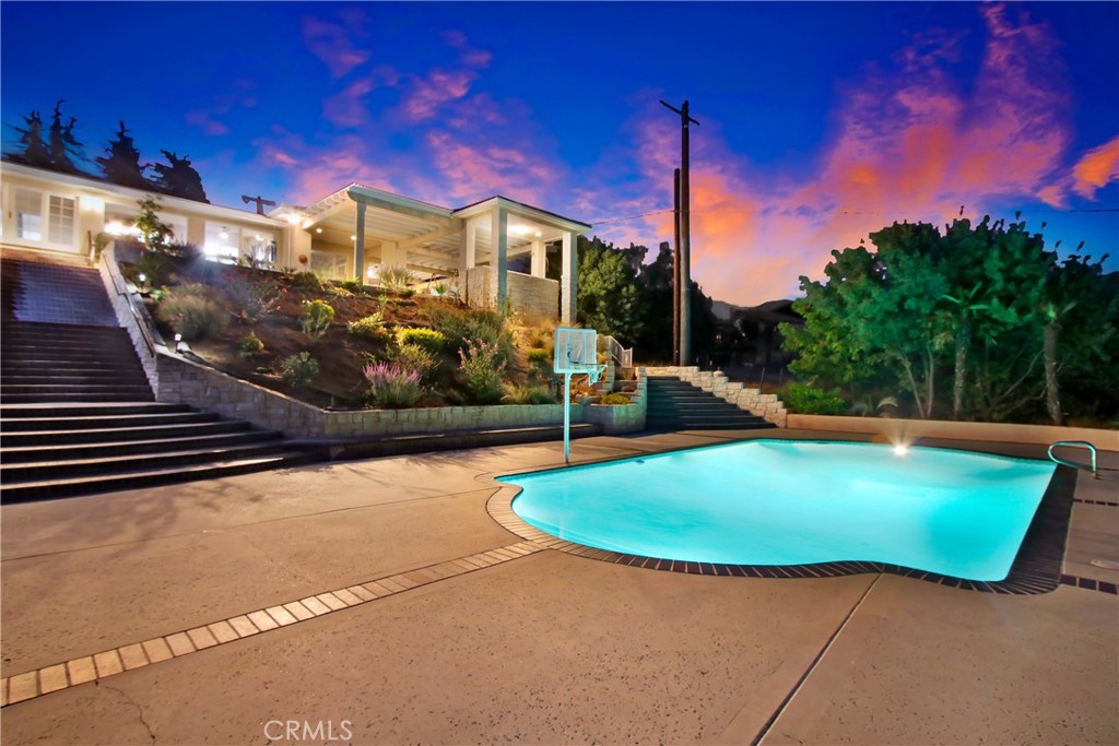 8800 Avenida Miravilla