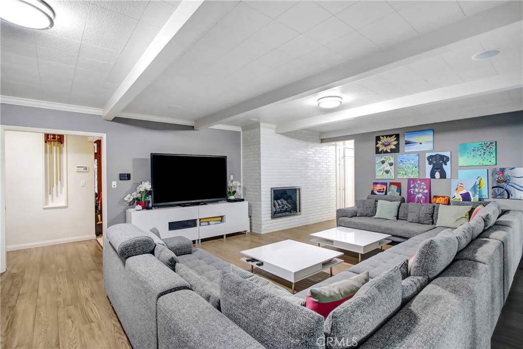 8800 Avenida Miravilla