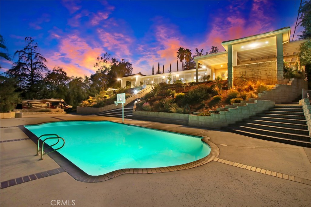 8800 Avenida Miravilla