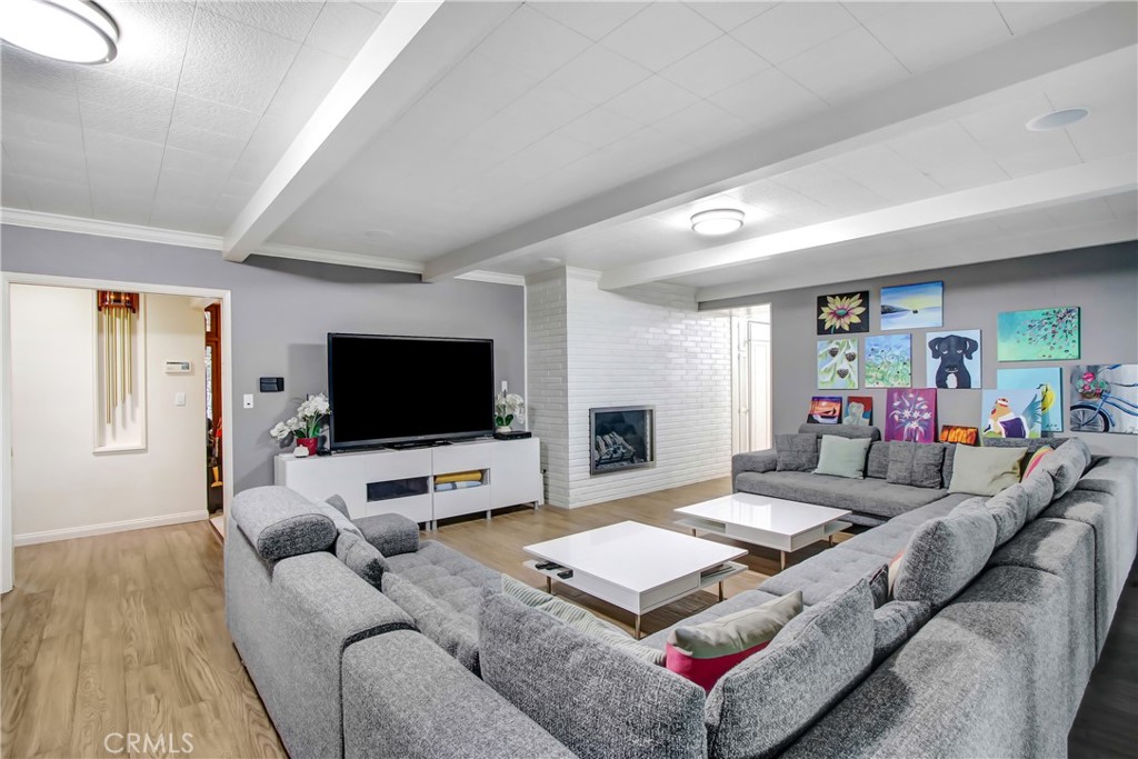 8800 Avenida Miravilla