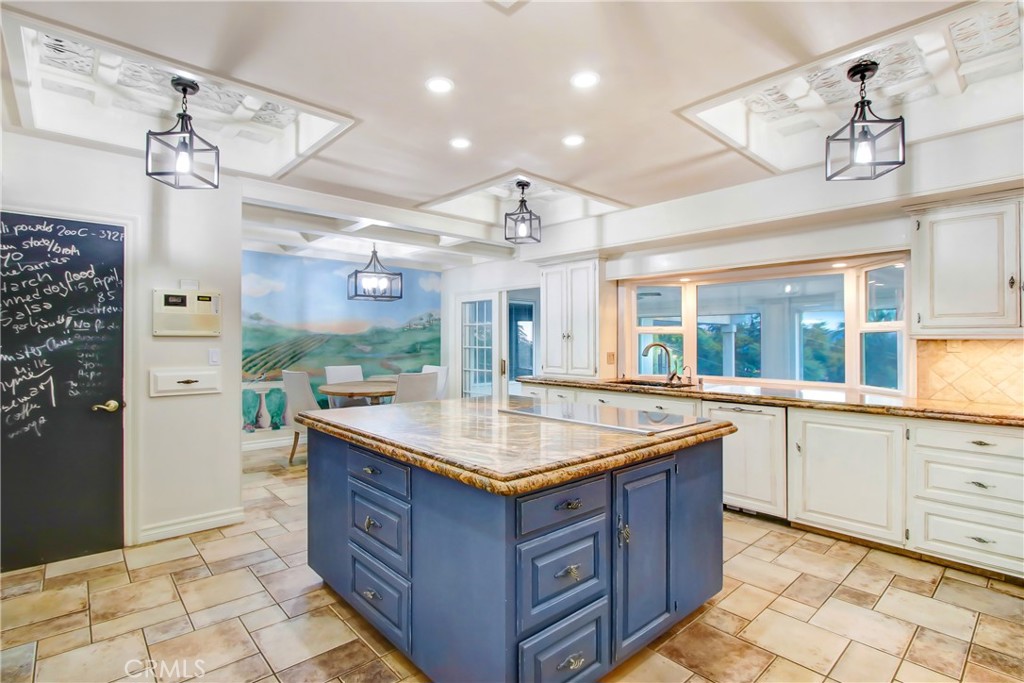 8800 Avenida Miravilla