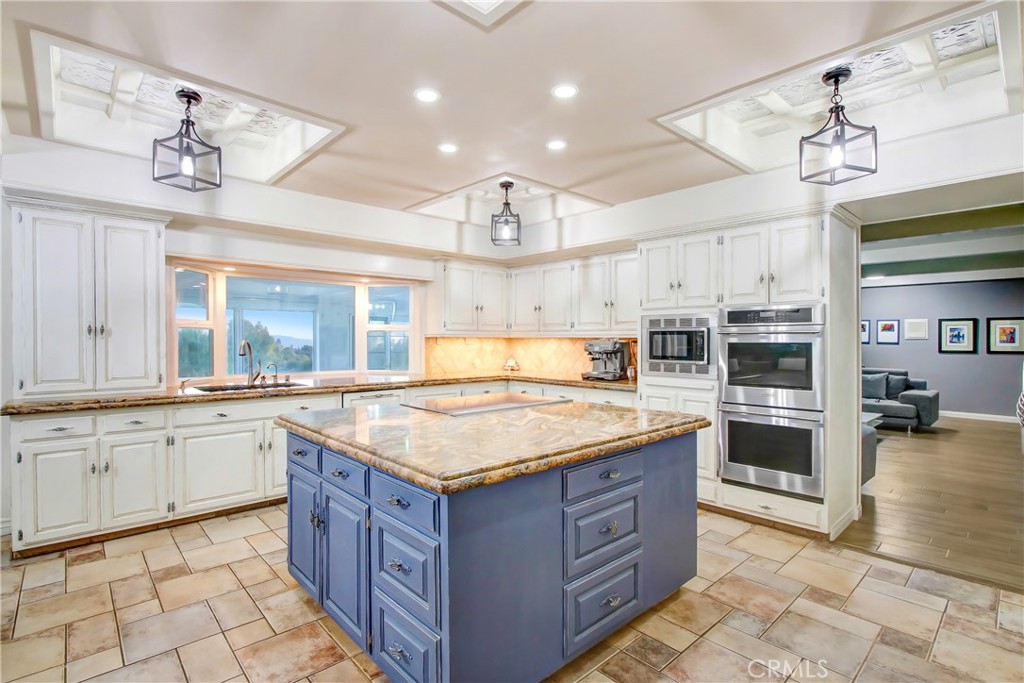 8800 Avenida Miravilla