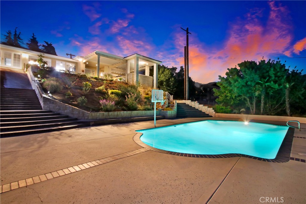 8800 Avenida Miravilla