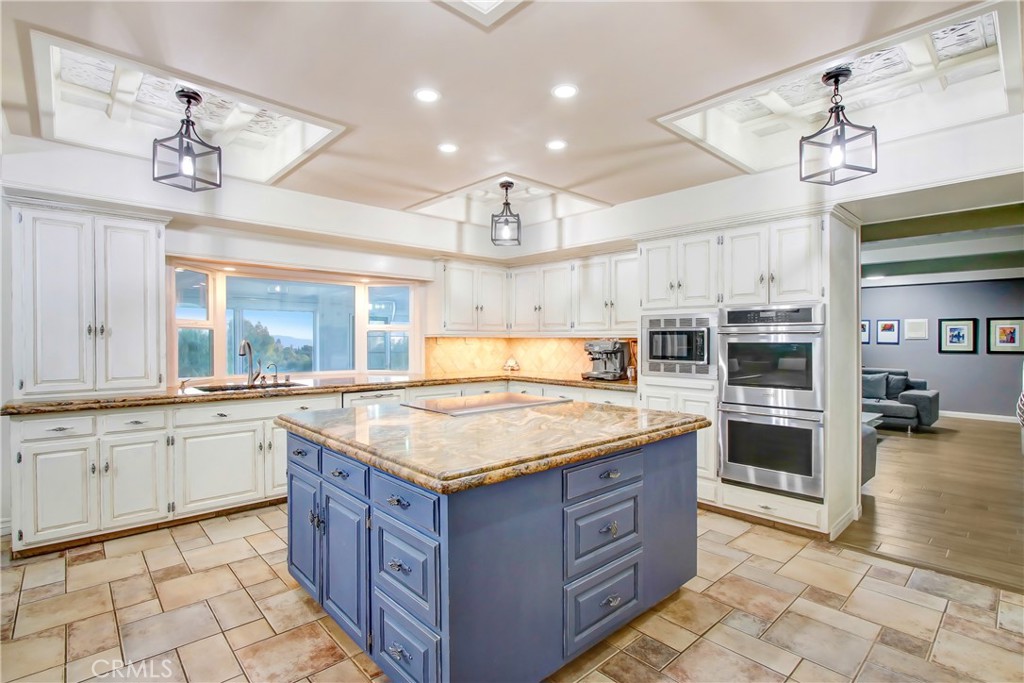 8800 Avenida Miravilla