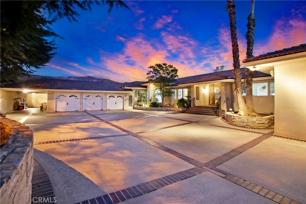 8800 Avenida Miravilla