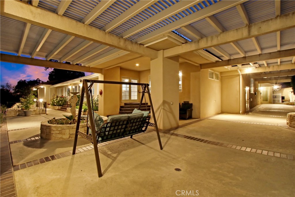 8800 Avenida Miravilla