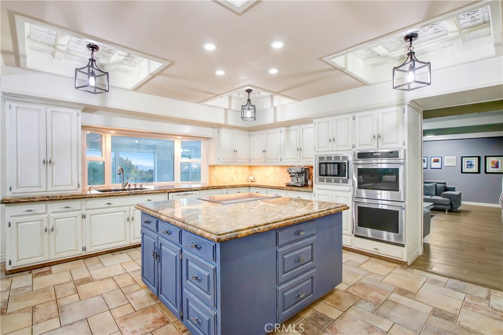 8800 Avenida Miravilla