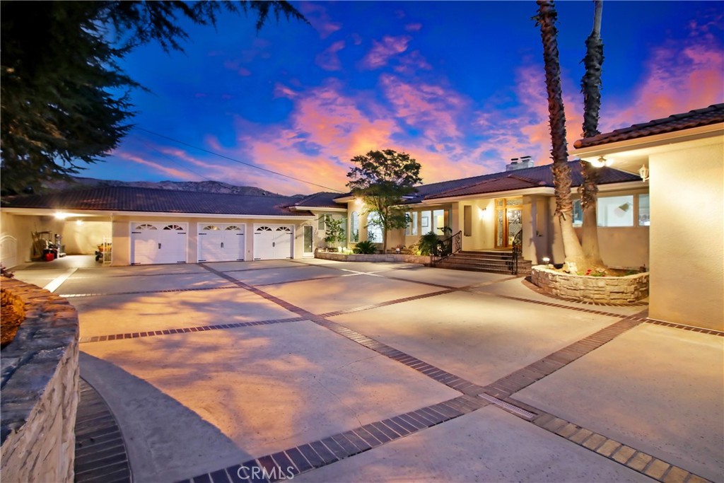 8800 Avenida Miravilla