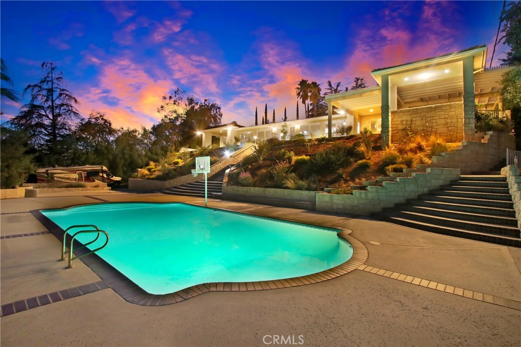 8800 Avenida Miravilla