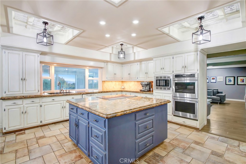 8800 Avenida Miravilla