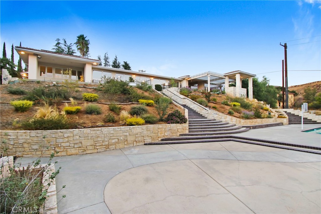 8800 Avenida Miravilla