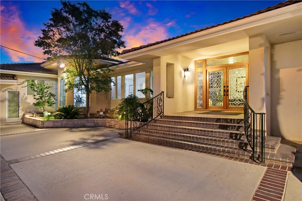 8800 Avenida Miravilla