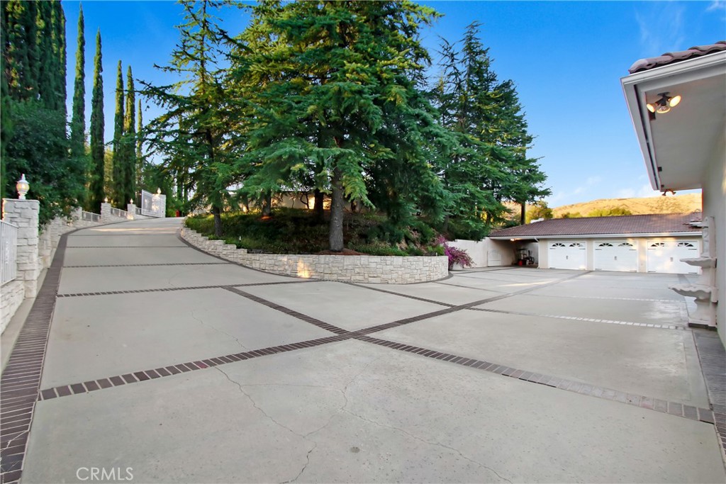 8800 Avenida Miravilla