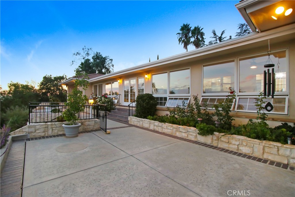 8800 Avenida Miravilla