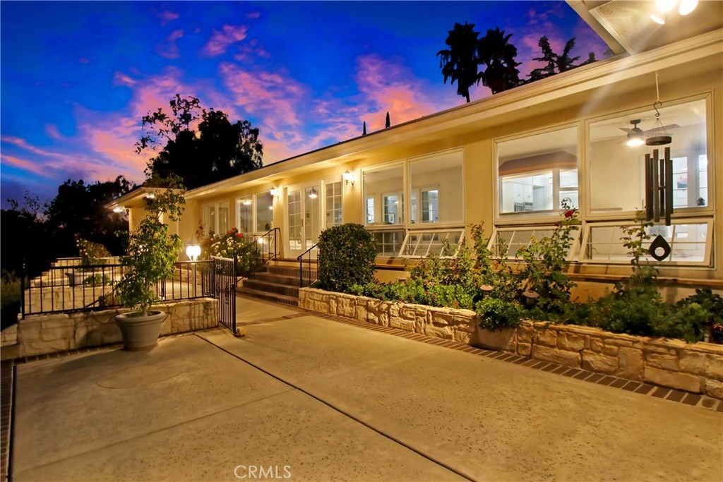 8800 Avenida Miravilla