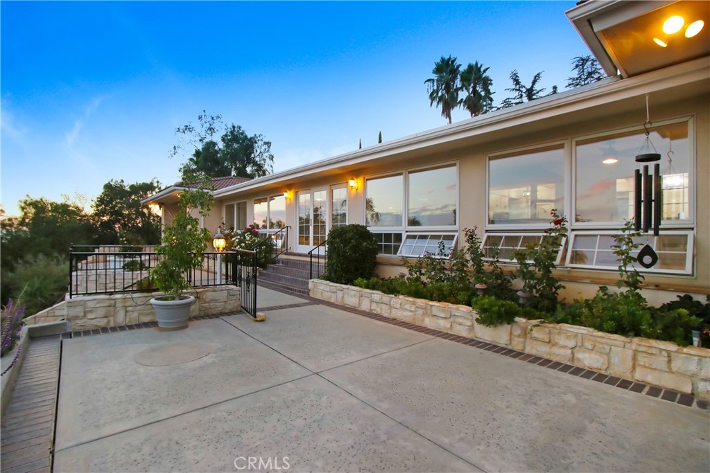 8800 Avenida Miravilla