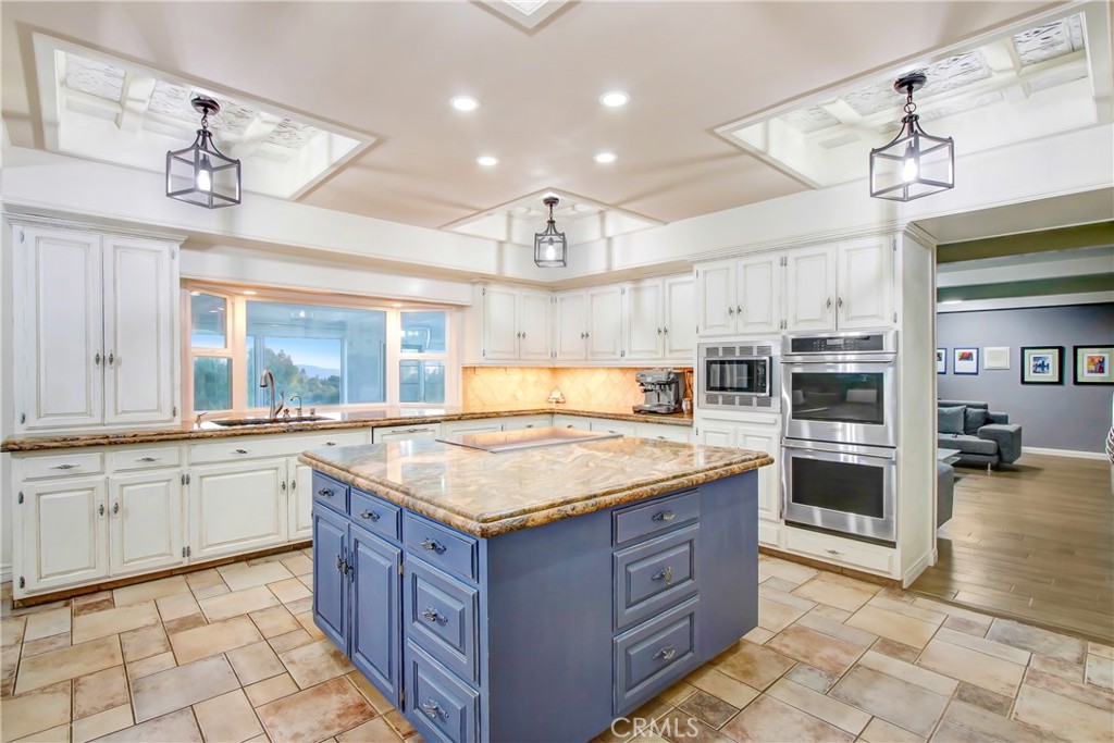 8800 Avenida Miravilla