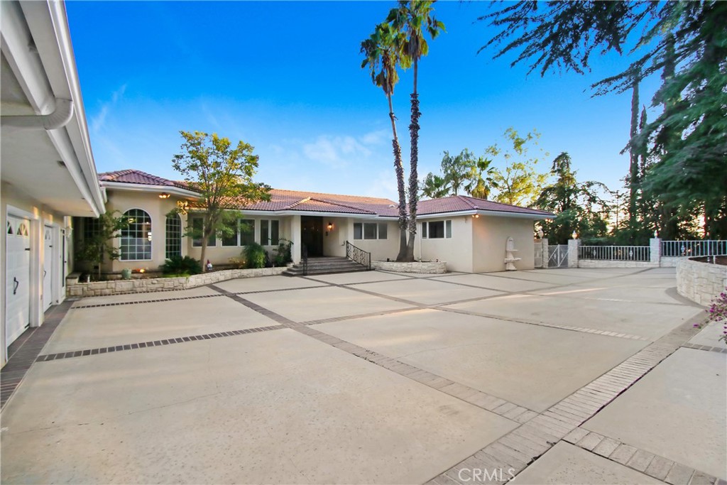 8800 Avenida Miravilla