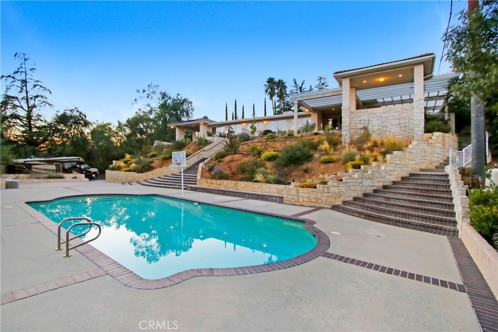 8800 Avenida Miravilla