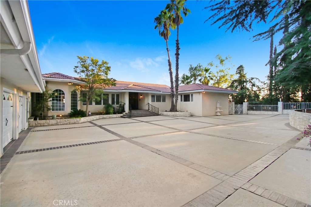 8800 Avenida Miravilla