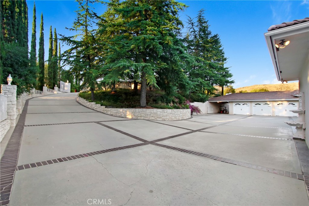 8800 Avenida Miravilla