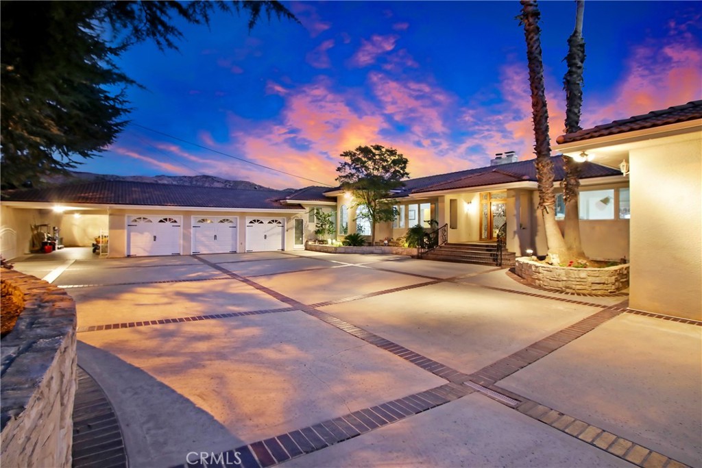8800 Avenida Miravilla
