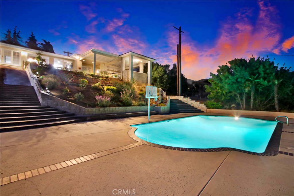 8800 Avenida Miravilla