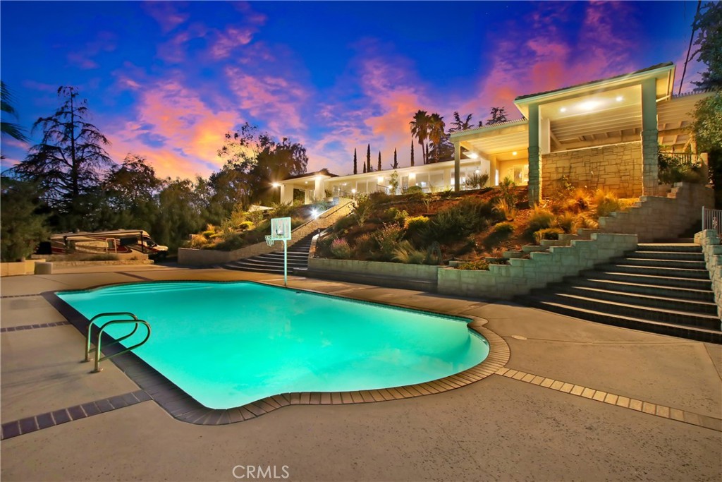 8800 Avenida Miravilla