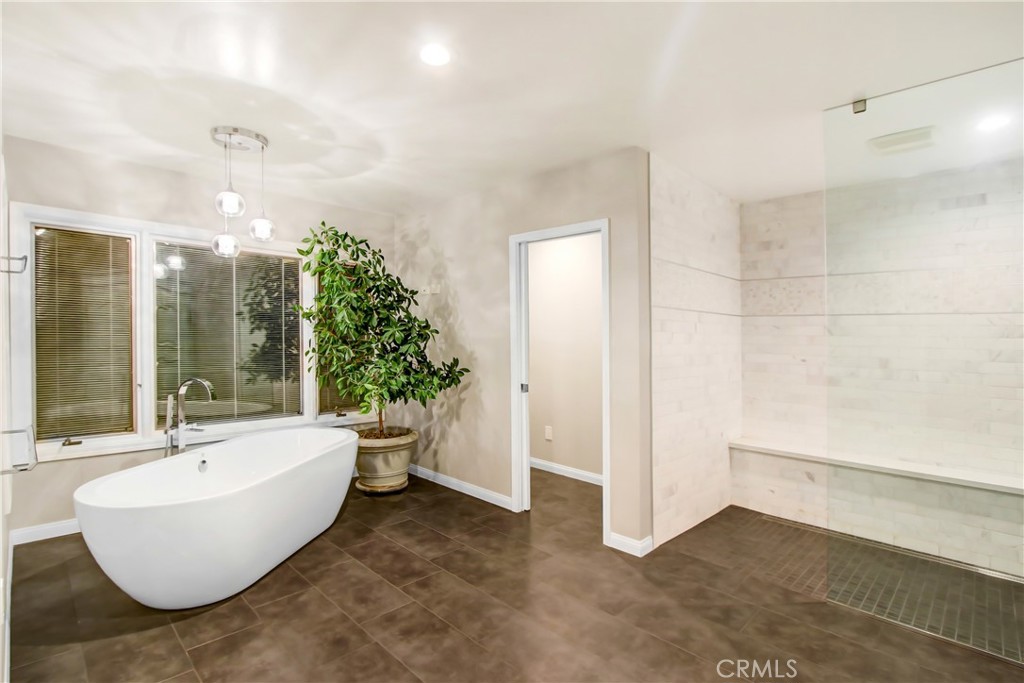 8800 Avenida Miravilla