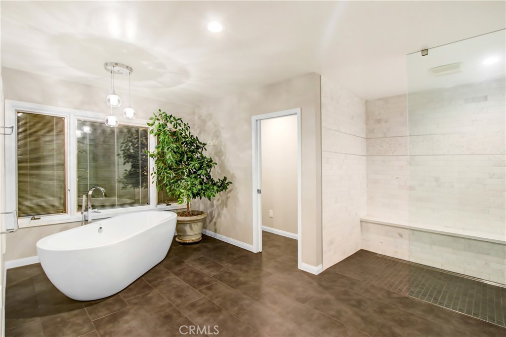 8800 Avenida Miravilla