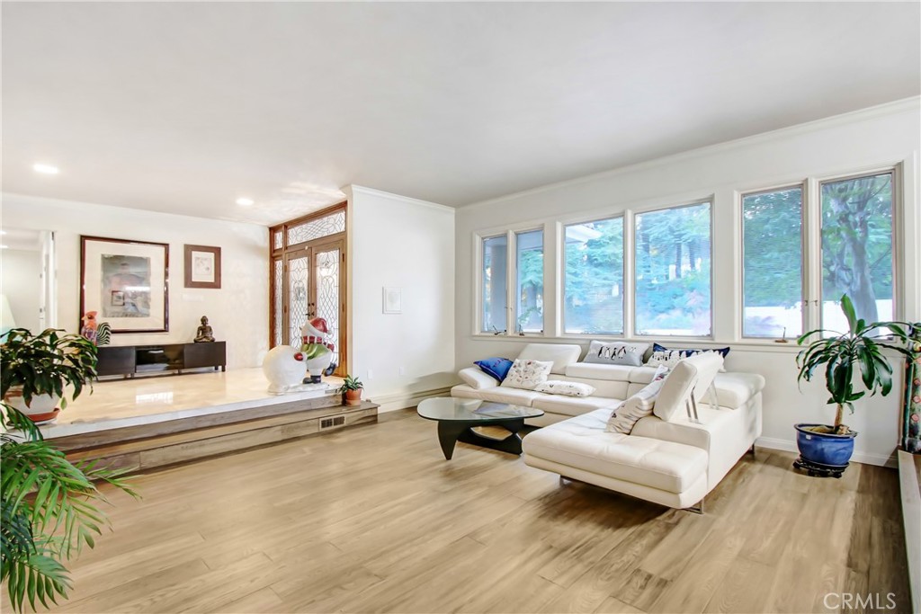 8800 Avenida Miravilla