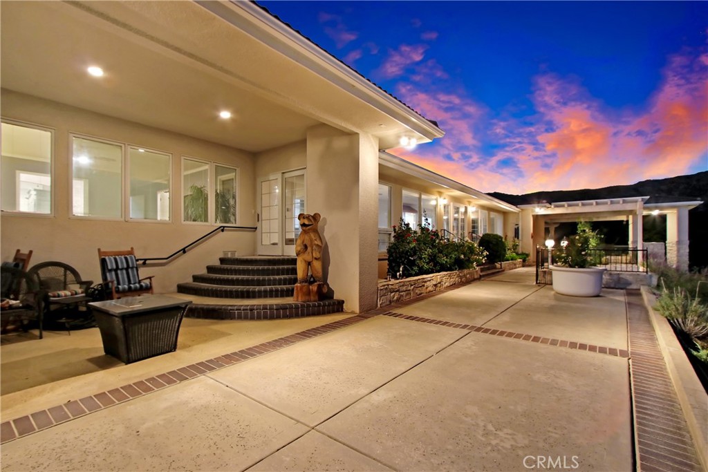 8800 Avenida Miravilla