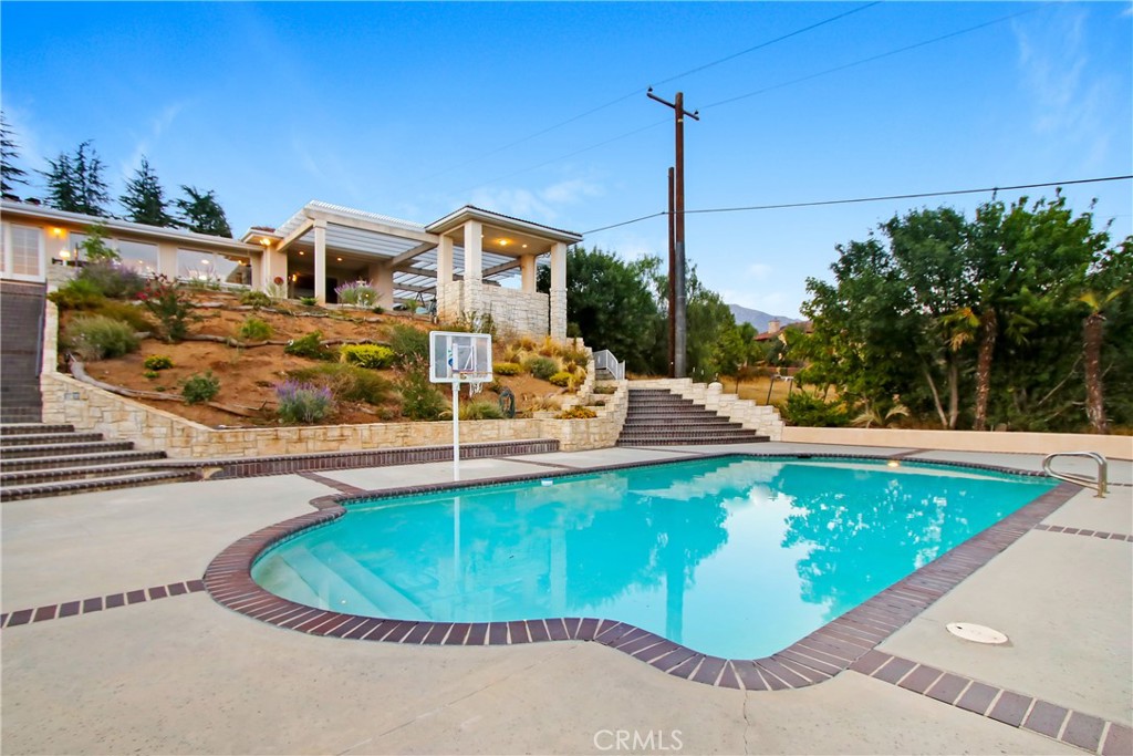 8800 Avenida Miravilla