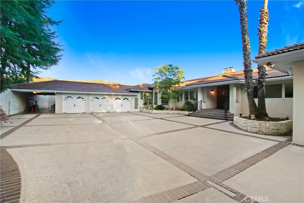 8800 Avenida Miravilla