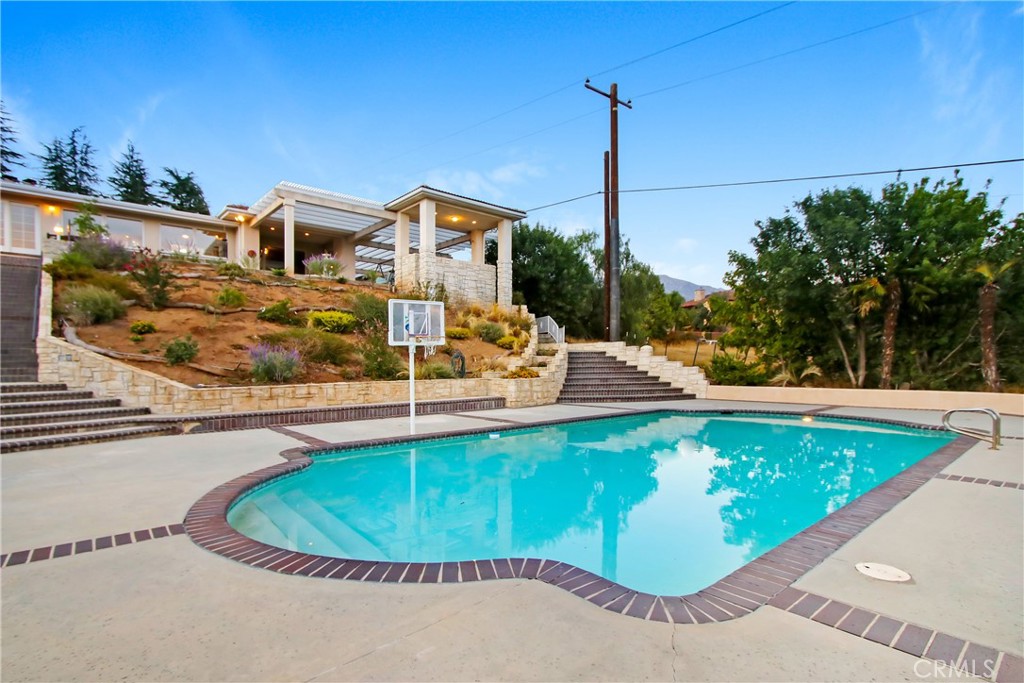 8800 Avenida Miravilla