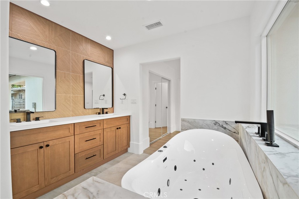 2995 E Del Mar