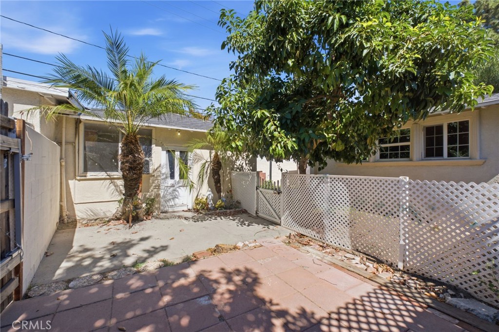 611 S Griffith Park