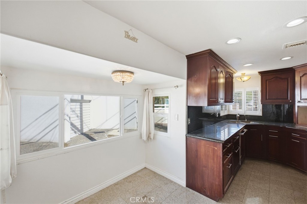 611 S Griffith Park