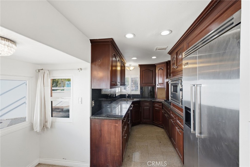 611 S Griffith Park