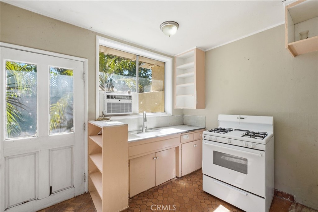 611 S Griffith Park