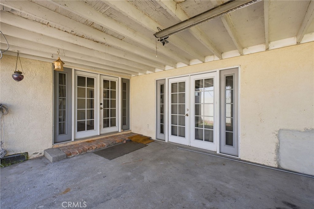 611 S Griffith Park