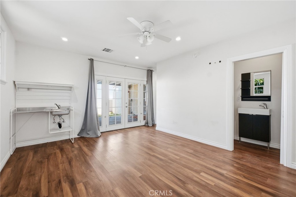 611 S Griffith Park