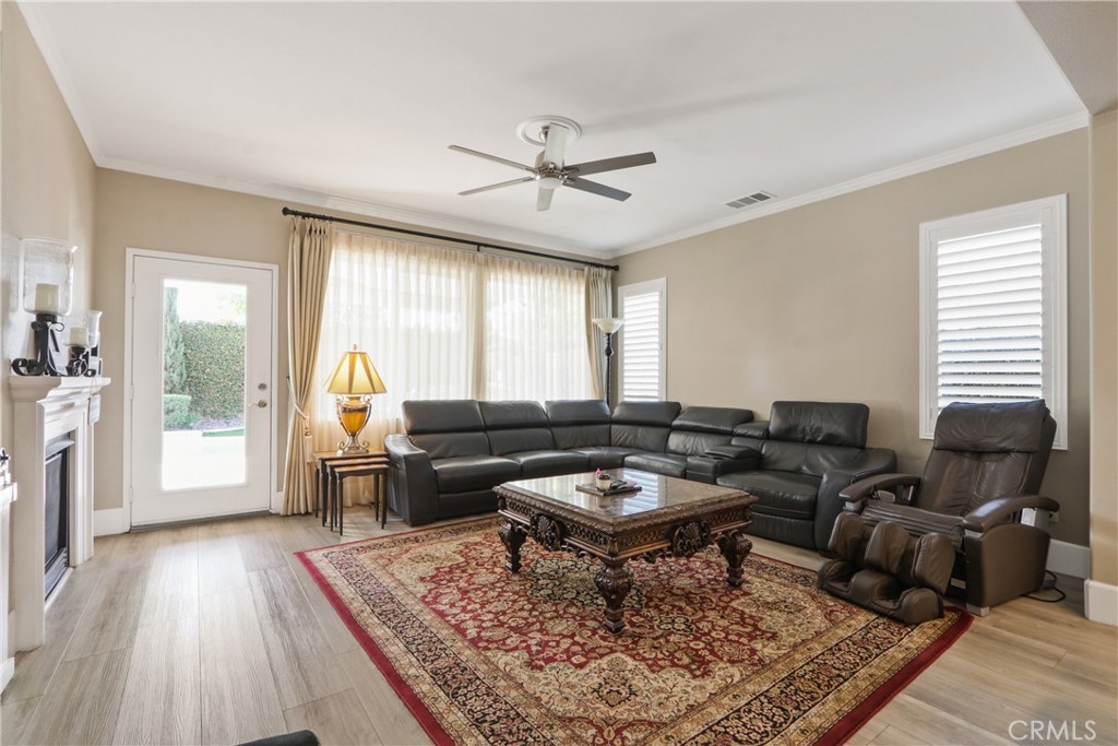 13713 Turf Paradise