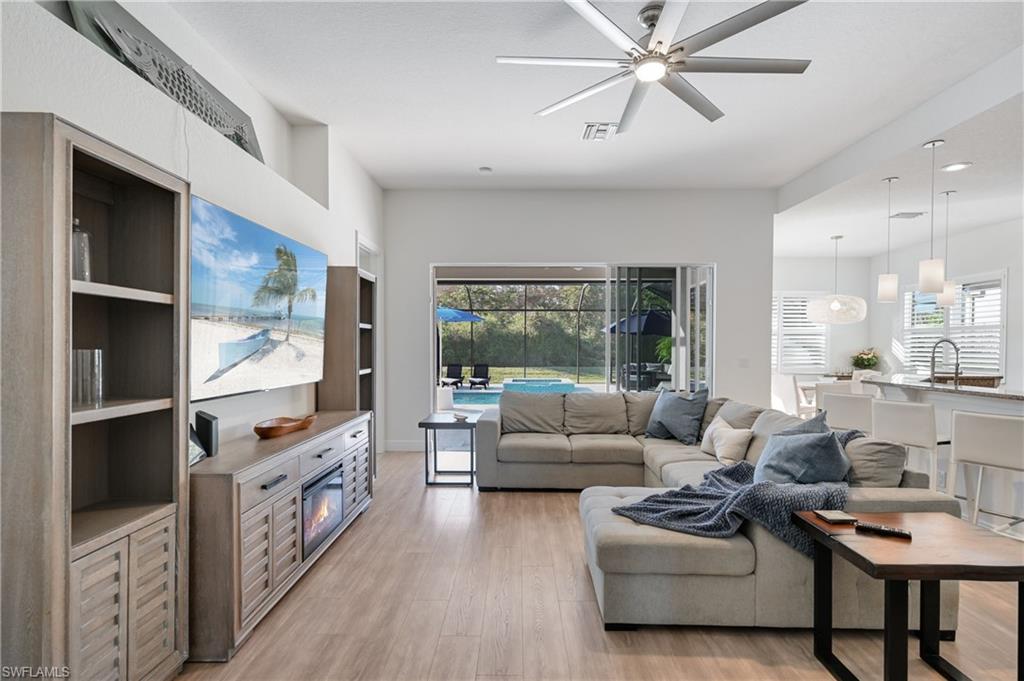 9121 Quartz LN
